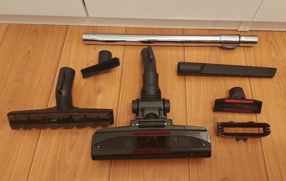 Vând aspirator fără sac Bosch BGS05A222, 700 W Alb