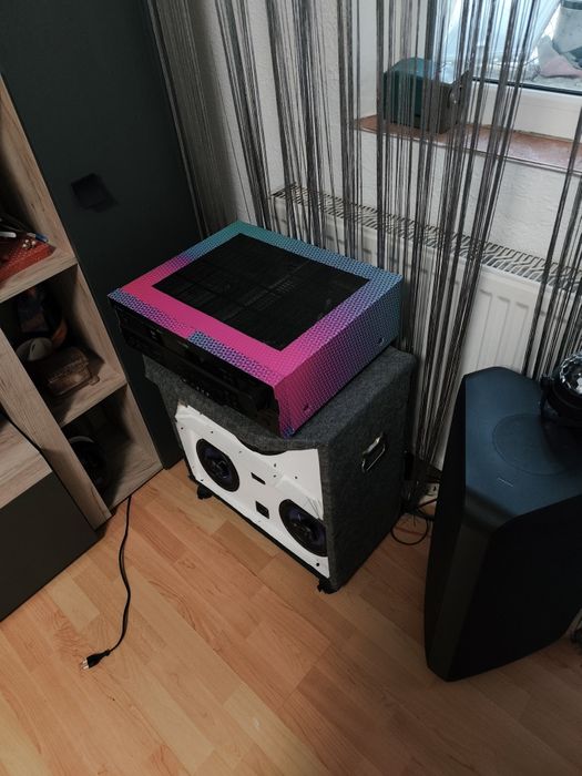 Vând boxă pasivă în stare foarte bună cu stație cu tot boxa 200w