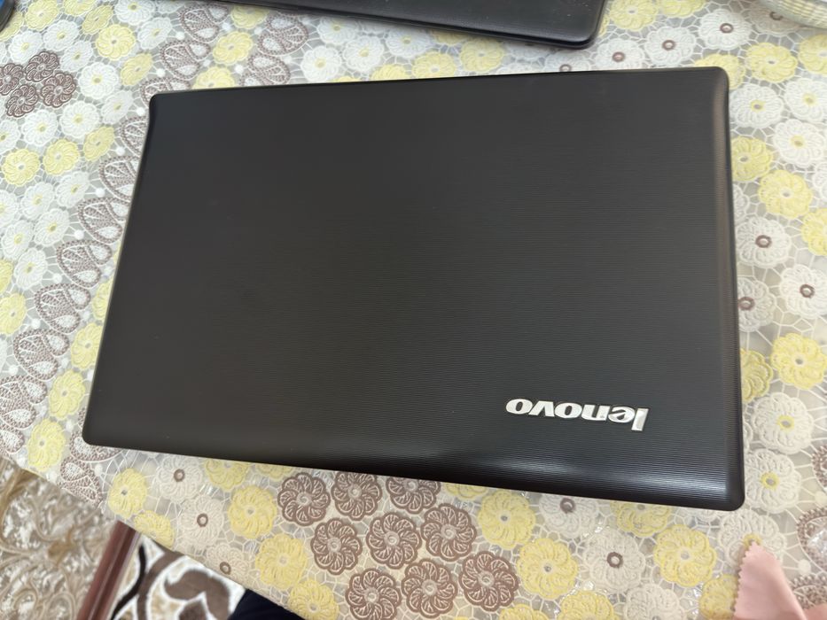 Noutbook sotiladi ishlatilmgan uyda turgan