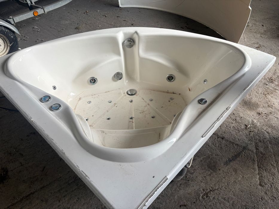 Cadă pentru colț cu funcție jacuzzi