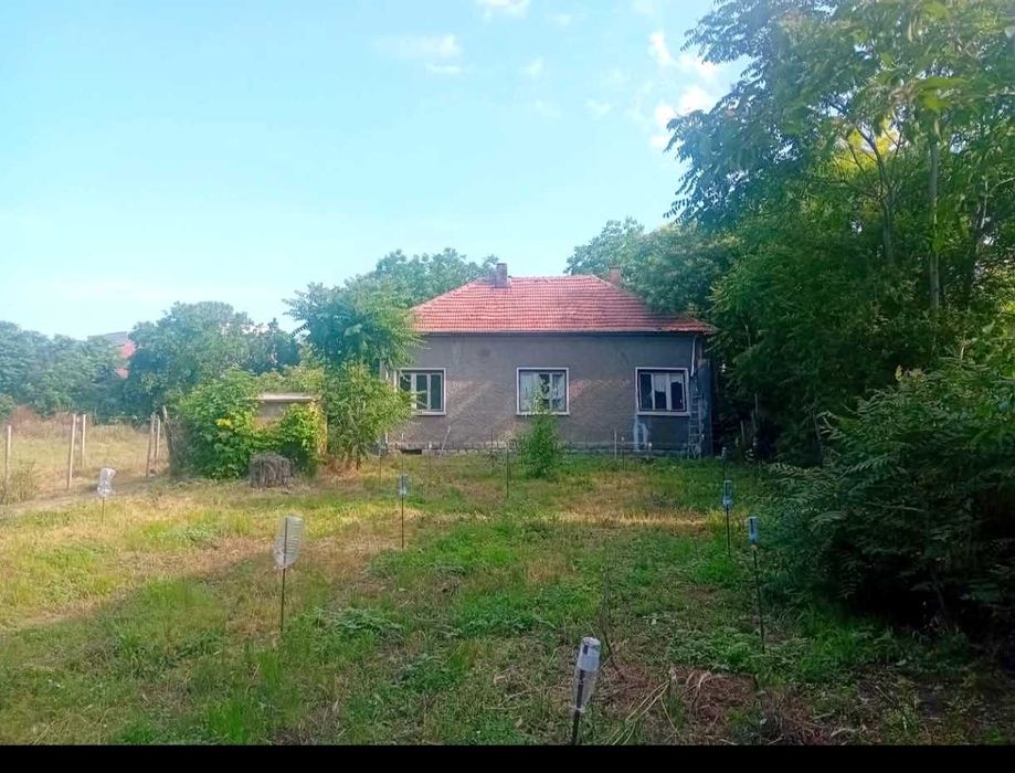 Продава се Имот с Две Къщи