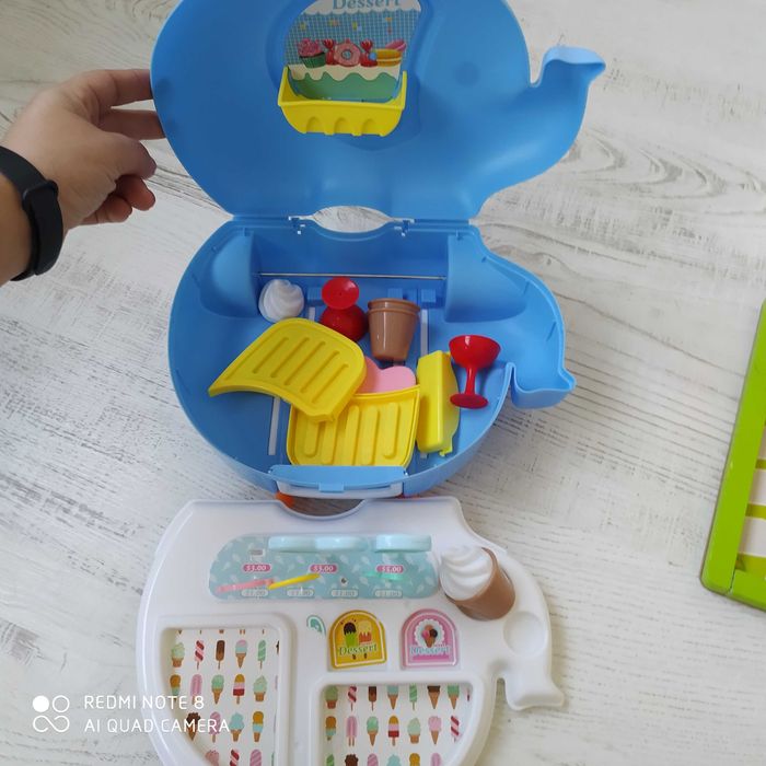 Детска играчка куфарче със сладоледи и близалки като сергия