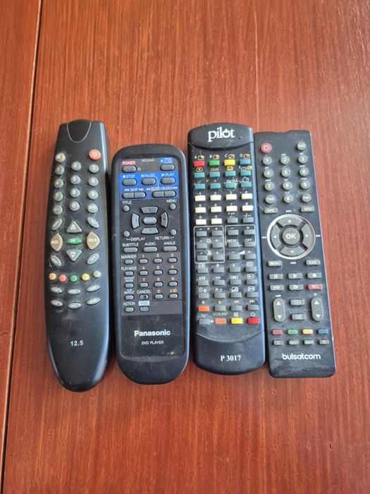 Четири броя дистанционни