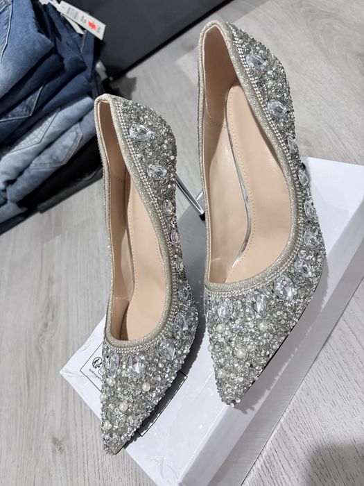 Обувки на ток с камъни