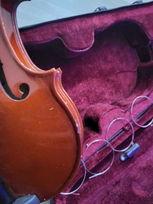 Vioară Flame,  mărimea 1/2, incluse: cutia și corzi de rezervă