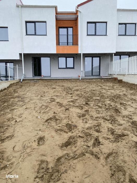 Apartament tip casa, 3 camere pe 2 nivele, gradina privata plus garaj — fotografia 1
