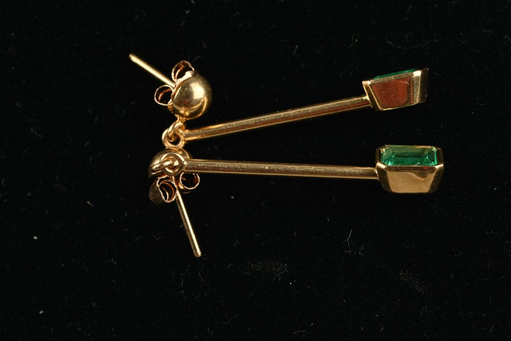 Златни обеци 750 ( 18к) с Изумуруди, 2,75 грама