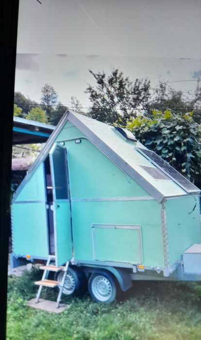 Mini-Rulotă Off-Grid Tip „A-Frame” – Pliabilă și Dotată Complet