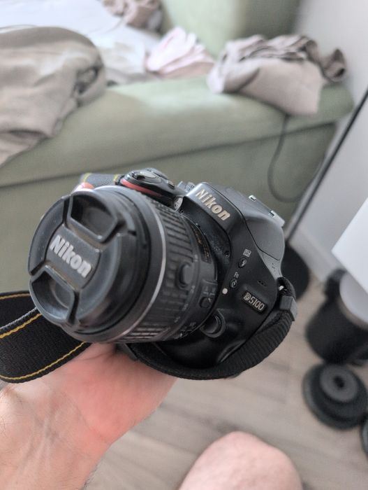 Nikon D5100 + 18-55 VR
