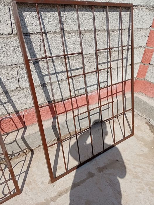 Deraza uchun temir rishotka