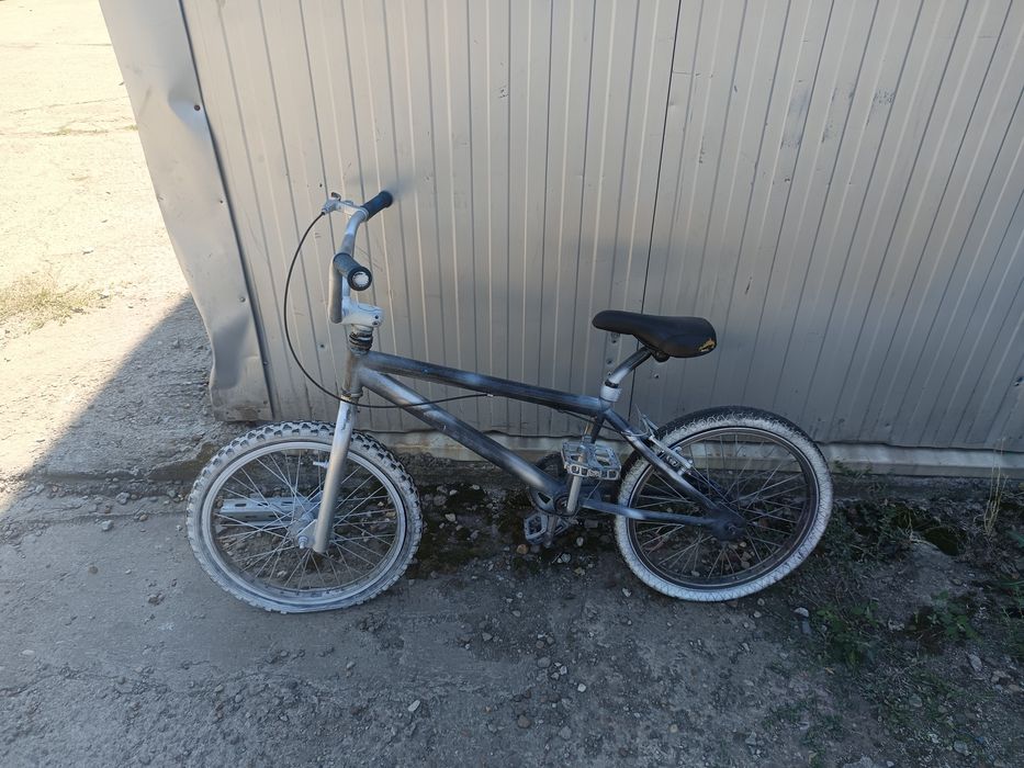 Vând bicicleta BMX 20"