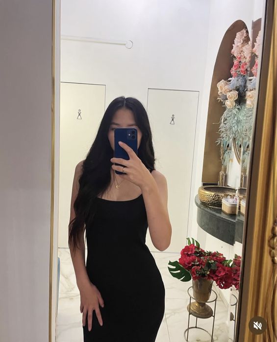 Платье черное материал лапша облегающее !