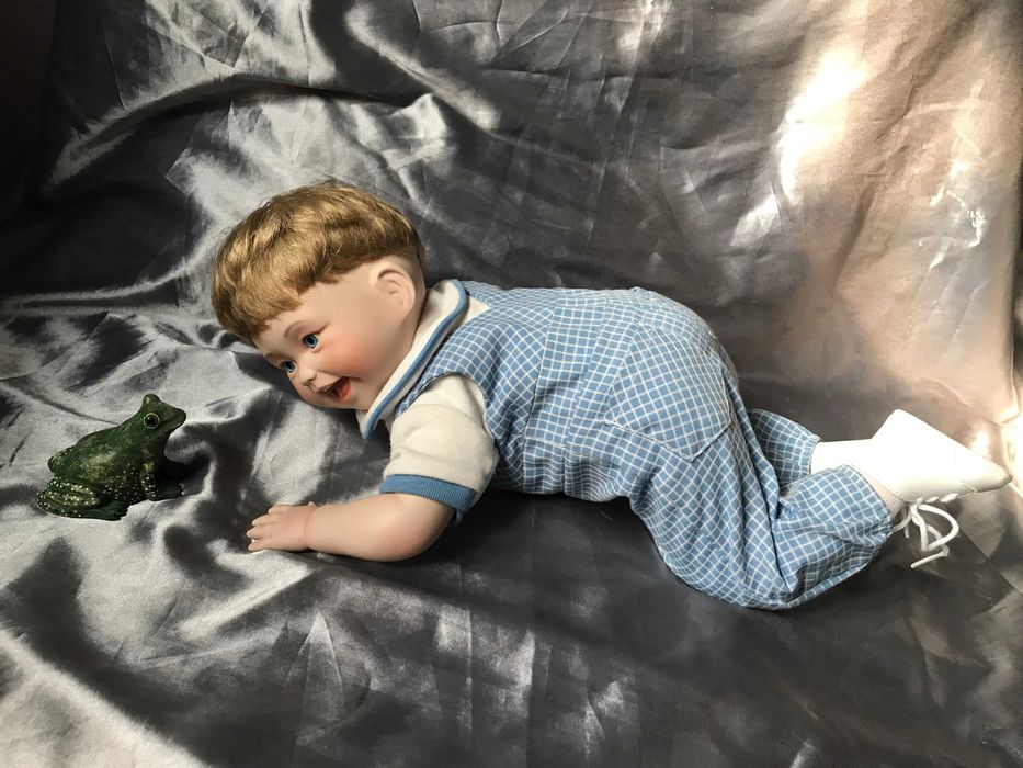 композиционная игрушка кукла мальчик с лягушкой