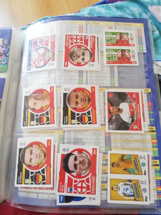 Продавам албум с футболни карти