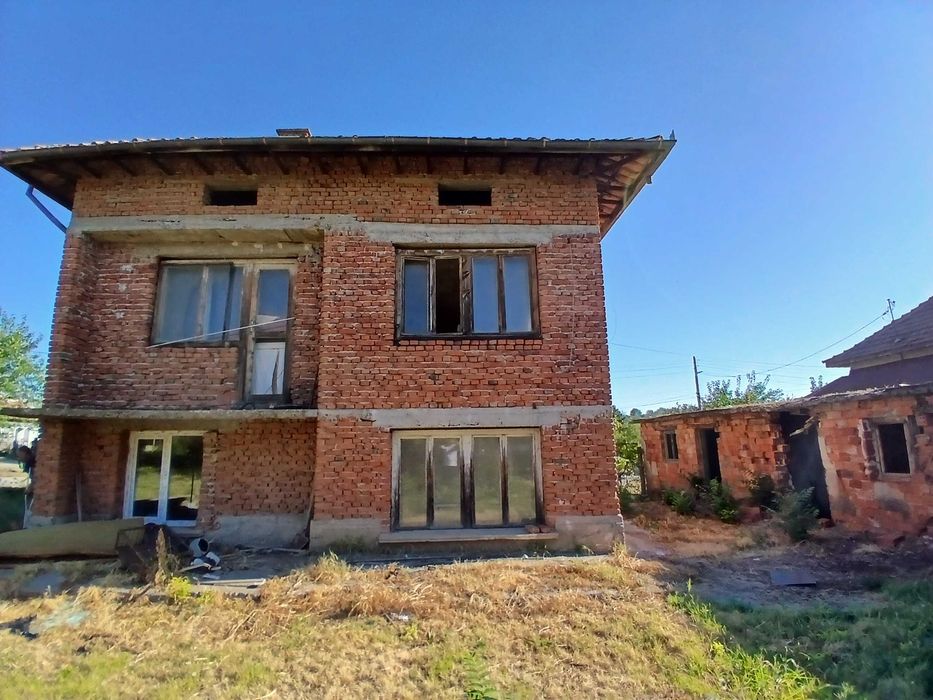 Продавам голяма къща в село малорад