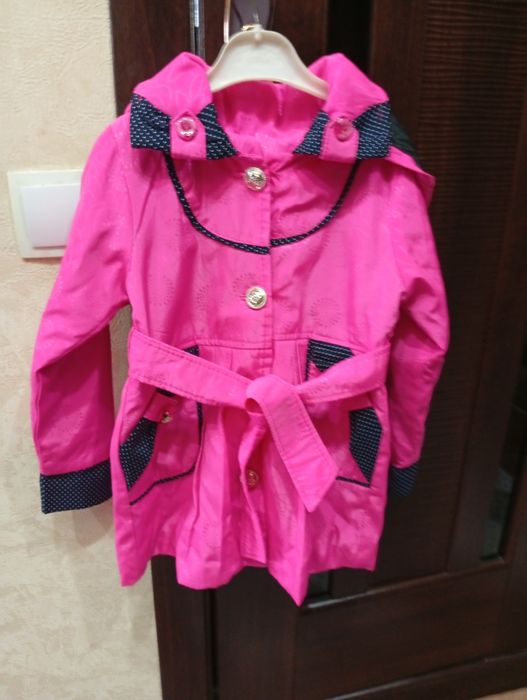 Продам плащи на девочек.