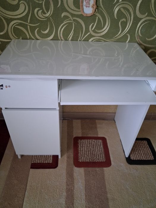 Продам компактный стол школьный