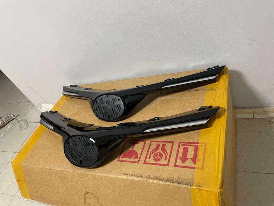 Решетка радиатора Toyota Rav4 16/19