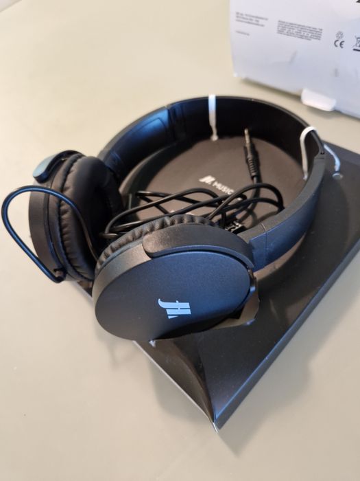 Слушалки чисто нови в кутия бели и черни