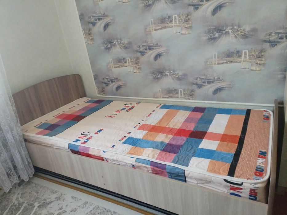 Кровать с матрасом