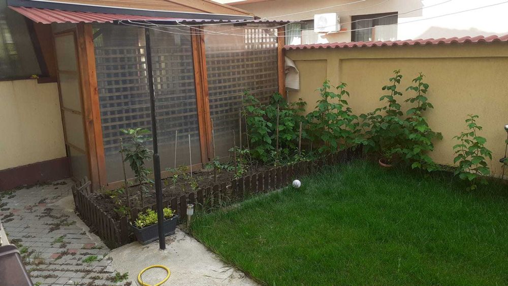 Proprietar, vand apartament 3 camere , cu gradina