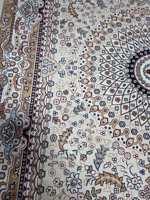 Продам ковер 2×4, чистый, тёплый