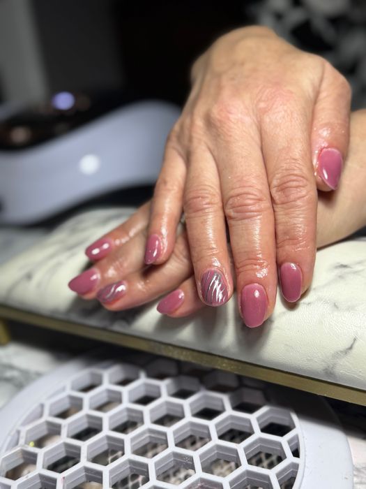 Unghii cu gel ,construcție sau ojă semipermanenta