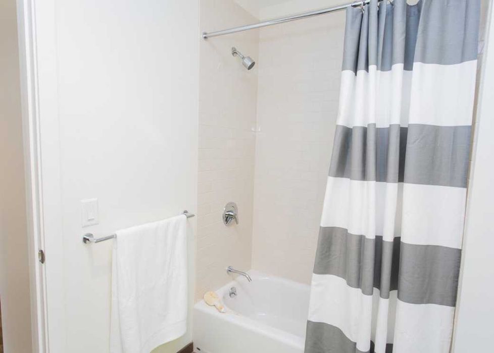 Дава се под наем Едностаен апартамент в Пловдив, Коматево - 48 кв.м за 153 € - Снимка #2