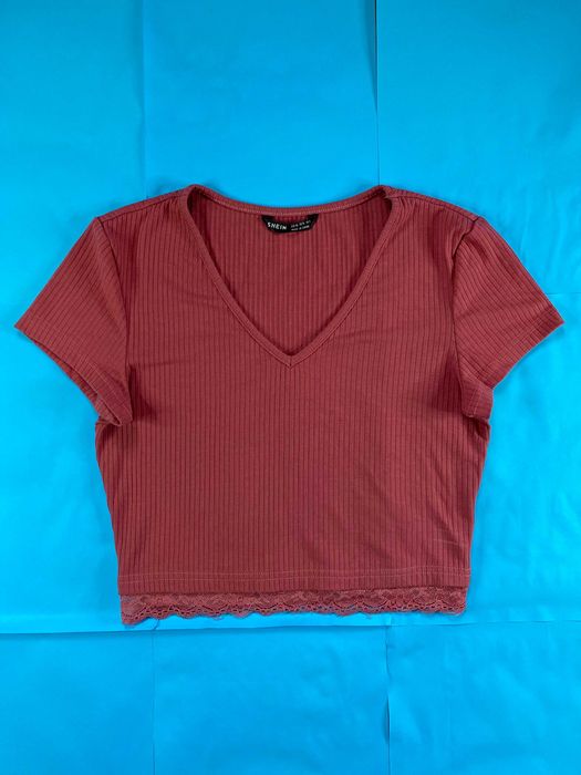Top crop SHEIN roz/rosu (mauve), decolteu V, cu dantelă, mărime XS