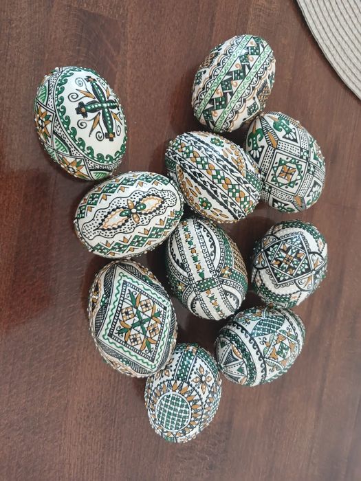 Ouă încondeiate naturale și de lemn