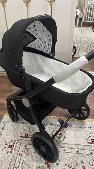 Продам коляску черного цвета