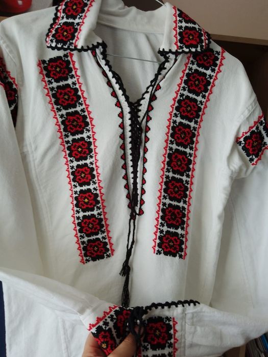 Cămașă tradițională cu model cusut manual pe pânză