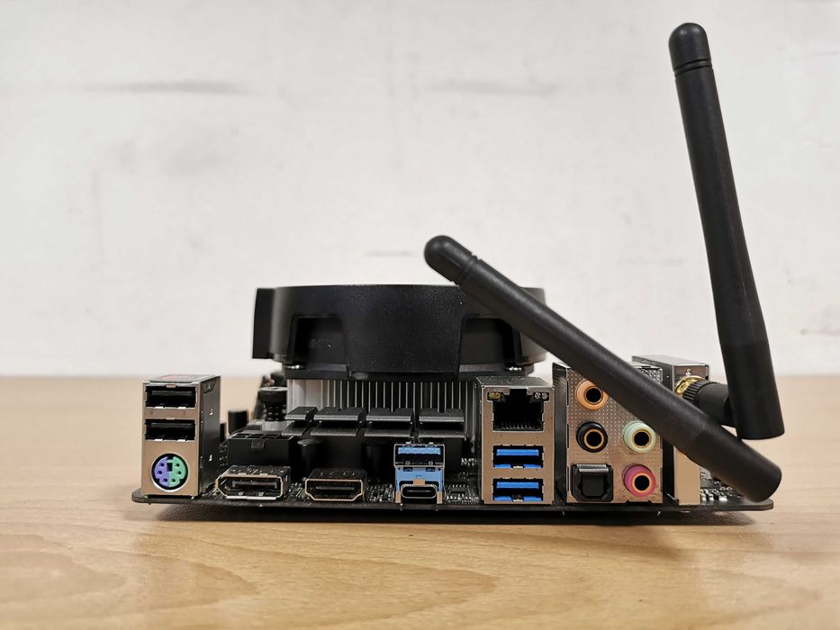 Asrock Fatal1ty X470 Gaming ITX/ac дъно с процесор AMD Ryzen 7 1700