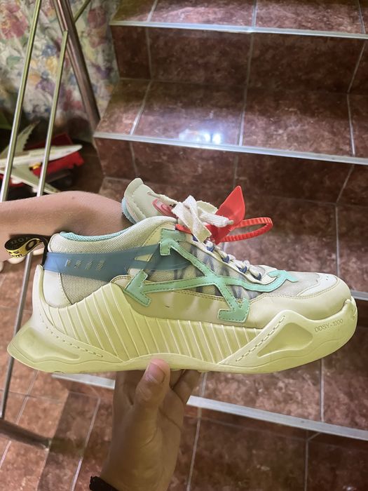 Vand off-white odsy purtati