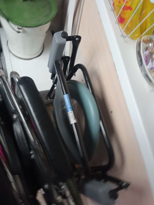 Инвалидная коляска и биотуалет