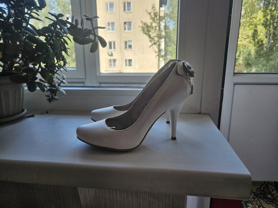 Туфли белые продаются