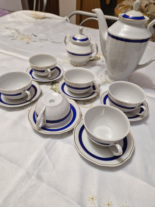 Set de cafea portelan alb cu banda albasta si insertii aurii