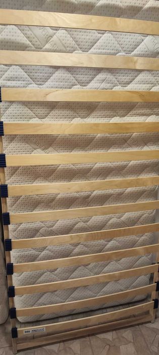 Продавам 2 легла с подм.рамки и матраците