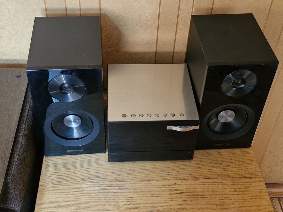 Музыкальный центр SAMSUNG.