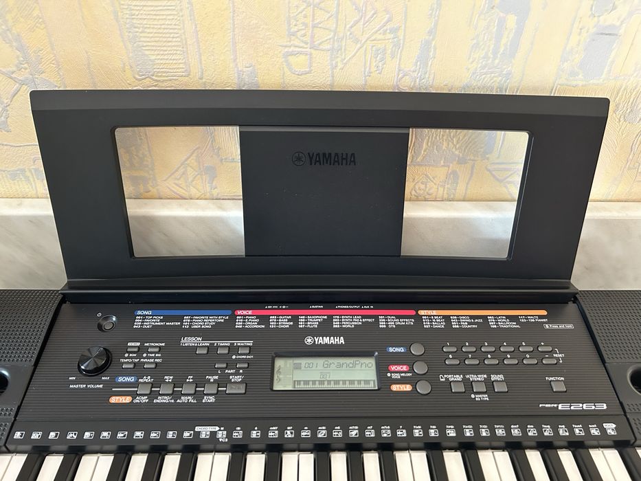 Продам синтезатор Yamaha PSR E263