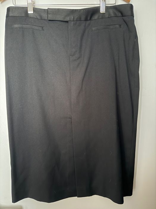 Продавам дамски костюм от три части