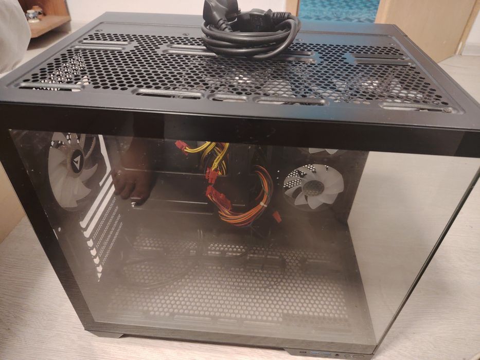 Vând carcasa pc + sursa 750w +  ssd 500 gb