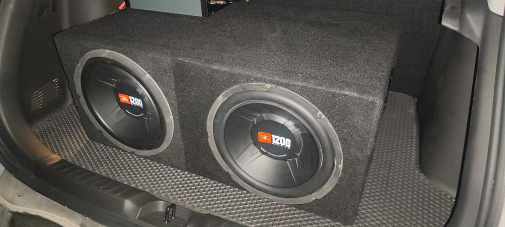 Продоётся 2 сабвуфера jbl и уселитель hertz.