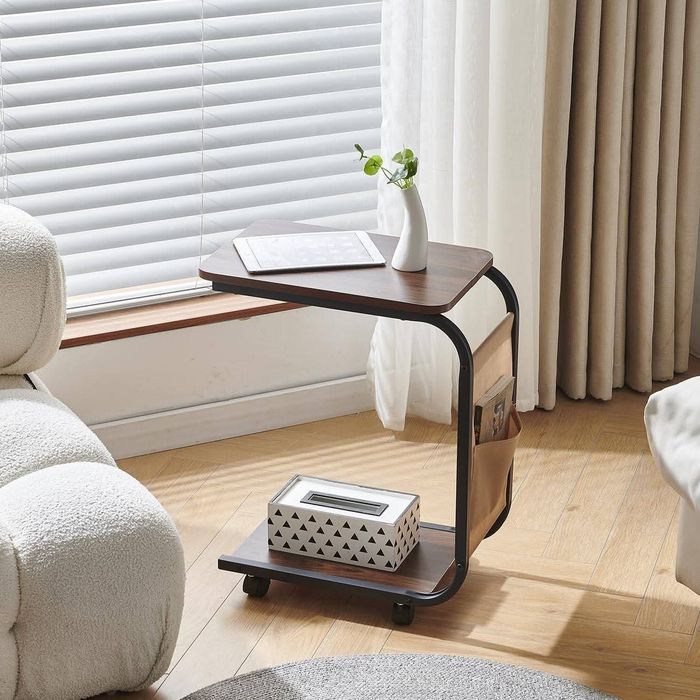 Кокетна Подвижна С образна Маса за Кафе с колелца и място за съхранени