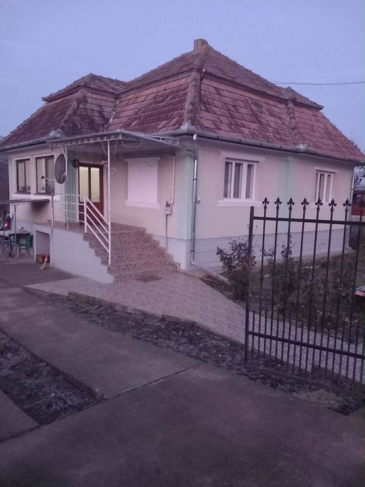 De vanzare in Tritenii-Hotar  Casa 161 mp + Teren 26,70 ar