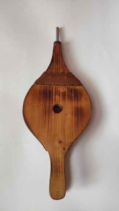 Старинно духало за камина от дърво и кожа