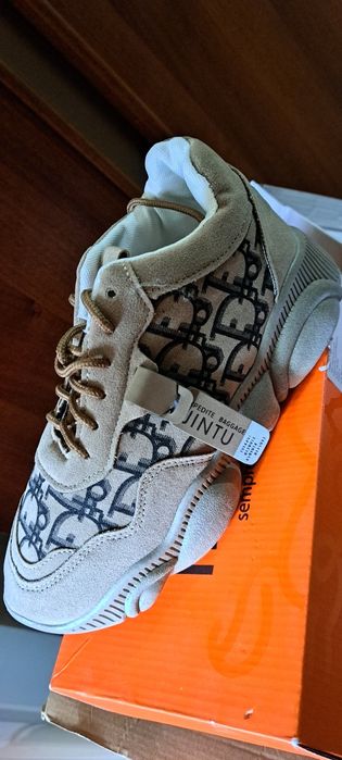 Продам новые кроссовки