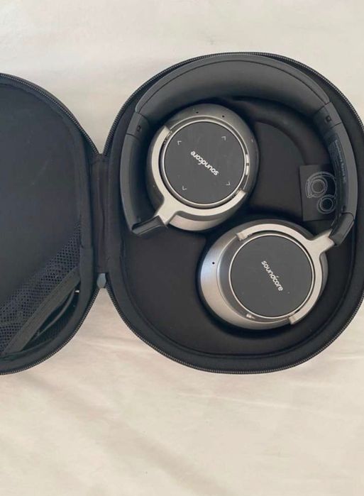 Vând căști Soundcore