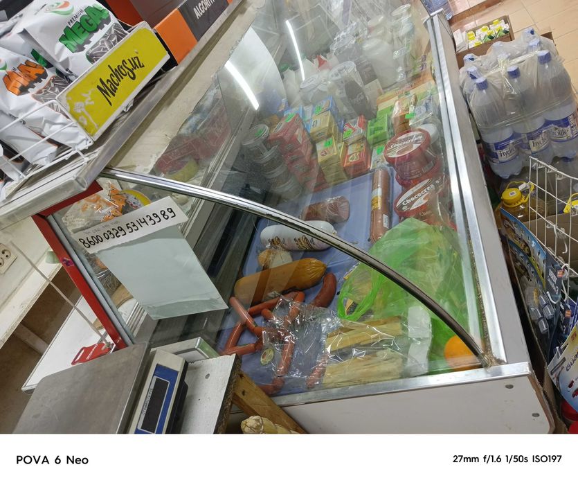 Vitrina xladilnik oziq ovqatga