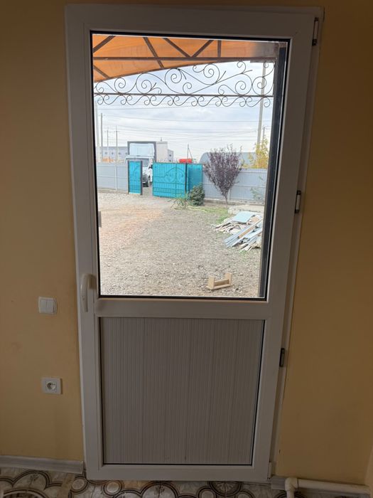 Пластиковый дверь
